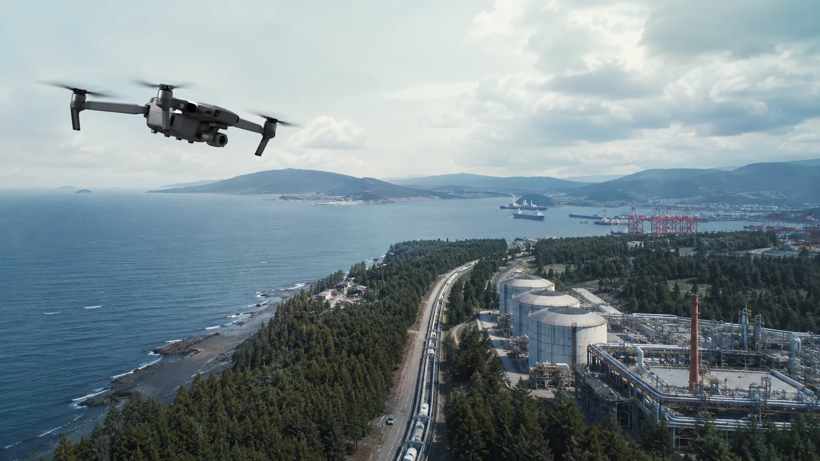 沿岸地域と産業設備の上空を飛行する産業用ドローン